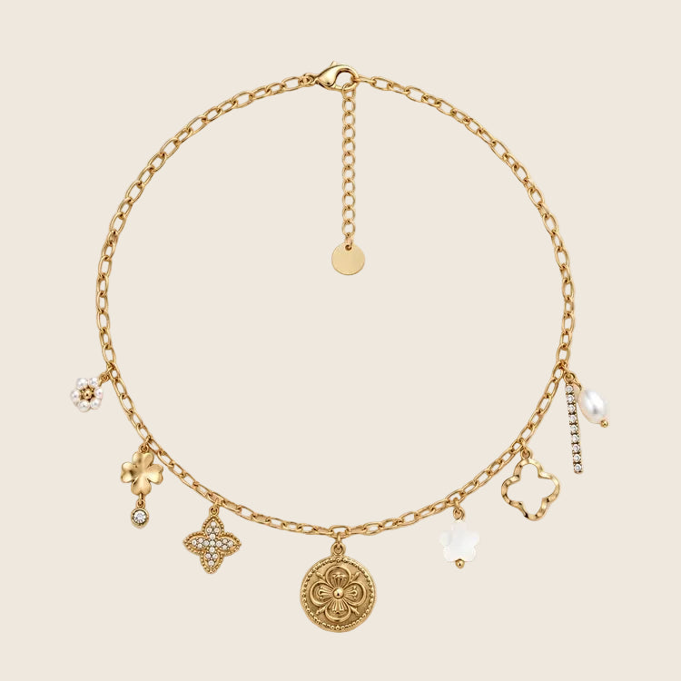 Vollständige Ansicht der Apolia Charm Halskette in 18k Gold inklusive Verlängerungskette.