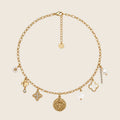 Vollständige Ansicht der Apolia Charm Halskette in 18k Gold inklusive Verlängerungskette.