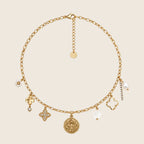 Vollständige Ansicht der Apolia Charm Halskette in 18k Gold inklusive Verlängerungskette.