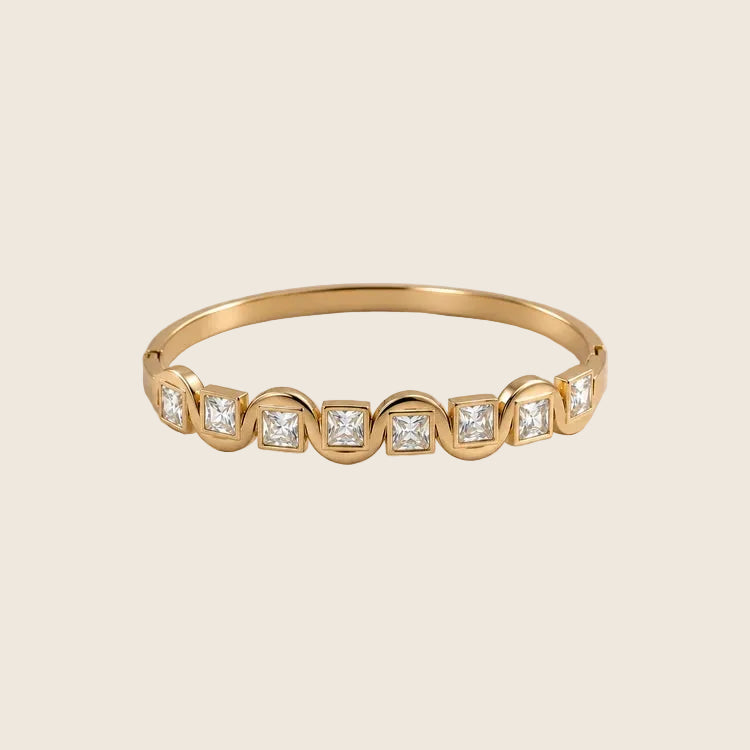 Ariella Armreif in Gold mit acht quadratischen Zirkonia-Steinen in geschwungener Fassung