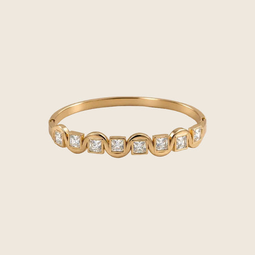 Ariella Armreif in Gold mit acht quadratischen Zirkonia-Steinen in geschwungener Fassung