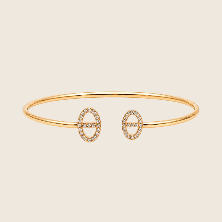 Athena Armreif in Gold, offen und verstellbar, mit zwei ovalen Pavé-Enden aus Zirkonia