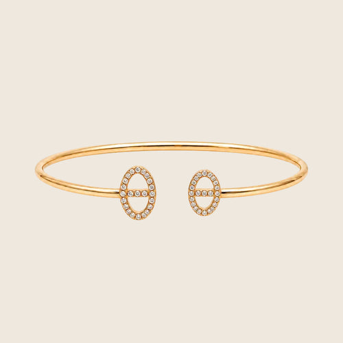 Athena Armreif in Gold, offen und verstellbar, mit zwei ovalen Pavé-Enden aus Zirkonia