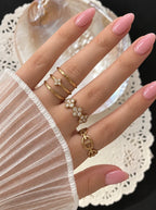 Tragefoto des verstellbaren Aura Ring in Gold am Ringfinger im modernen Ring-Stacking-Look.