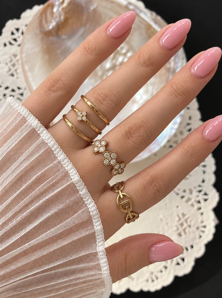 Tragefoto des verstellbaren Aura Ring in Gold am Ringfinger im modernen Ring-Stacking-Look.