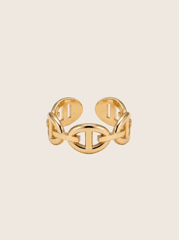 Verstellbarer Aura Ring in Gold aus 14k vergoldetem Edelstahl im eleganten Ankerketten-Design auf hellem Grund.