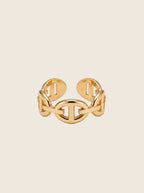 Verstellbarer Aura Ring in Gold aus 14k vergoldetem Edelstahl im eleganten Ankerketten-Design auf hellem Grund.