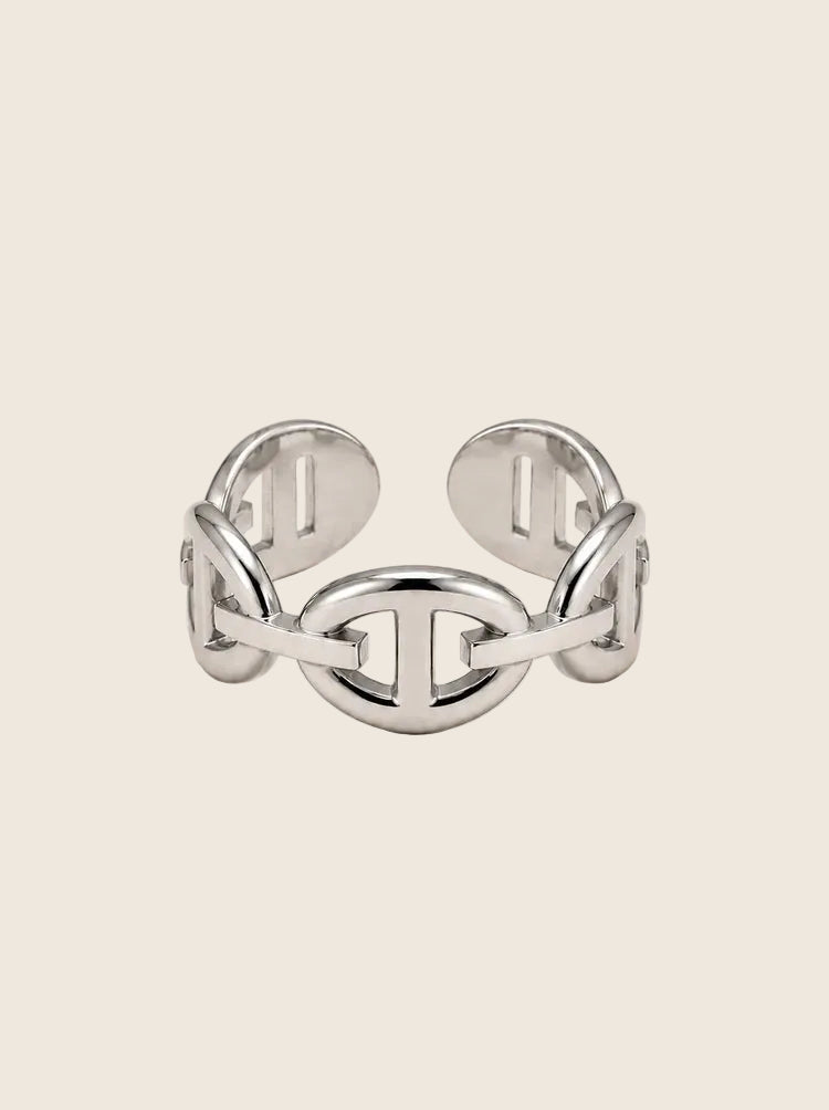 Verstellbarer Aura Ring in Silber aus Edelstahl im eleganten Ankerketten-Design auf hellem Grund.