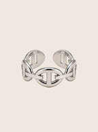 Verstellbarer Aura Ring in Silber aus Edelstahl im eleganten Ankerketten-Design auf hellem Grund.