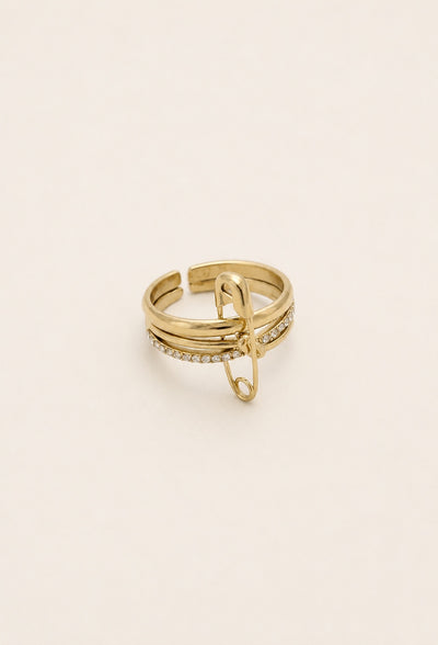 Ava Ring von Hejschmuck aus vergoldetem Edelstahl mit Sicherheitsnadel-Design und funkelnden Zirkonia-Steinen – verstellbarer Damenring in Gold.