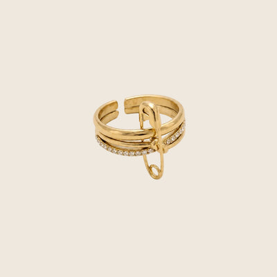 Ava Ring von Hejschmuck aus vergoldetem Edelstahl mit Sicherheitsnadel-Design und funkelnden Zirkonia-Steinen – verstellbarer Damenring in Gold.