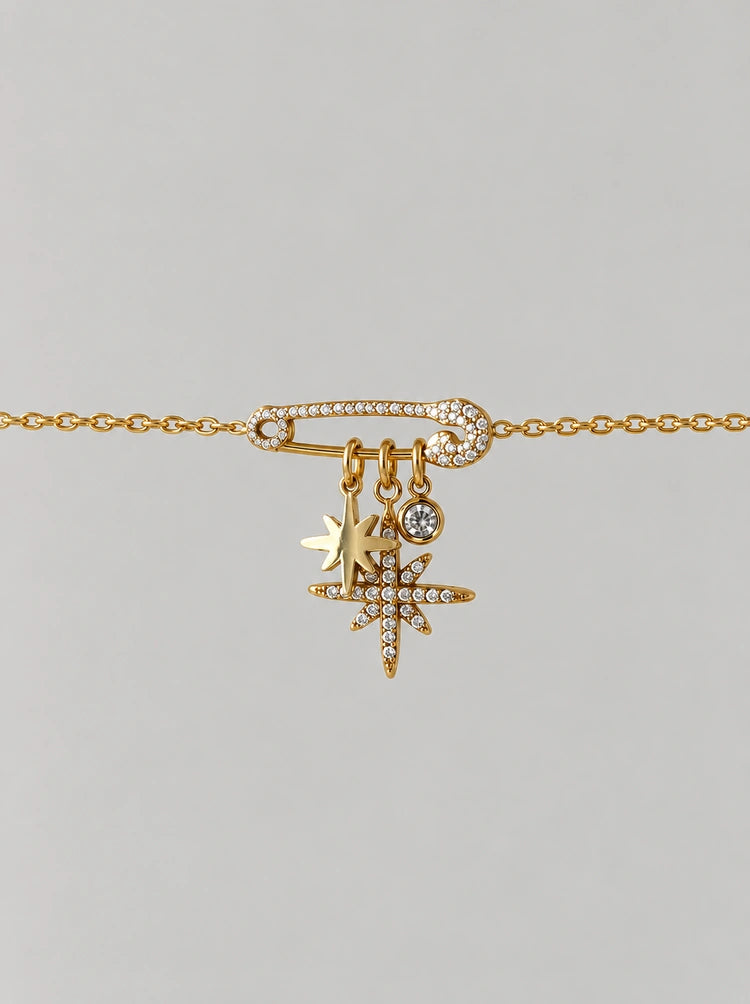 Nahaufnahme der zirkoniabesetzten Sicherheitsnadel mit Nordstern- und Kristall-Anhängern des Celestial Armbands.