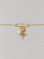 Nahaufnahme der zirkoniabesetzten Sicherheitsnadel mit Nordstern- und Kristall-Anhängern des Celestial Armbands.