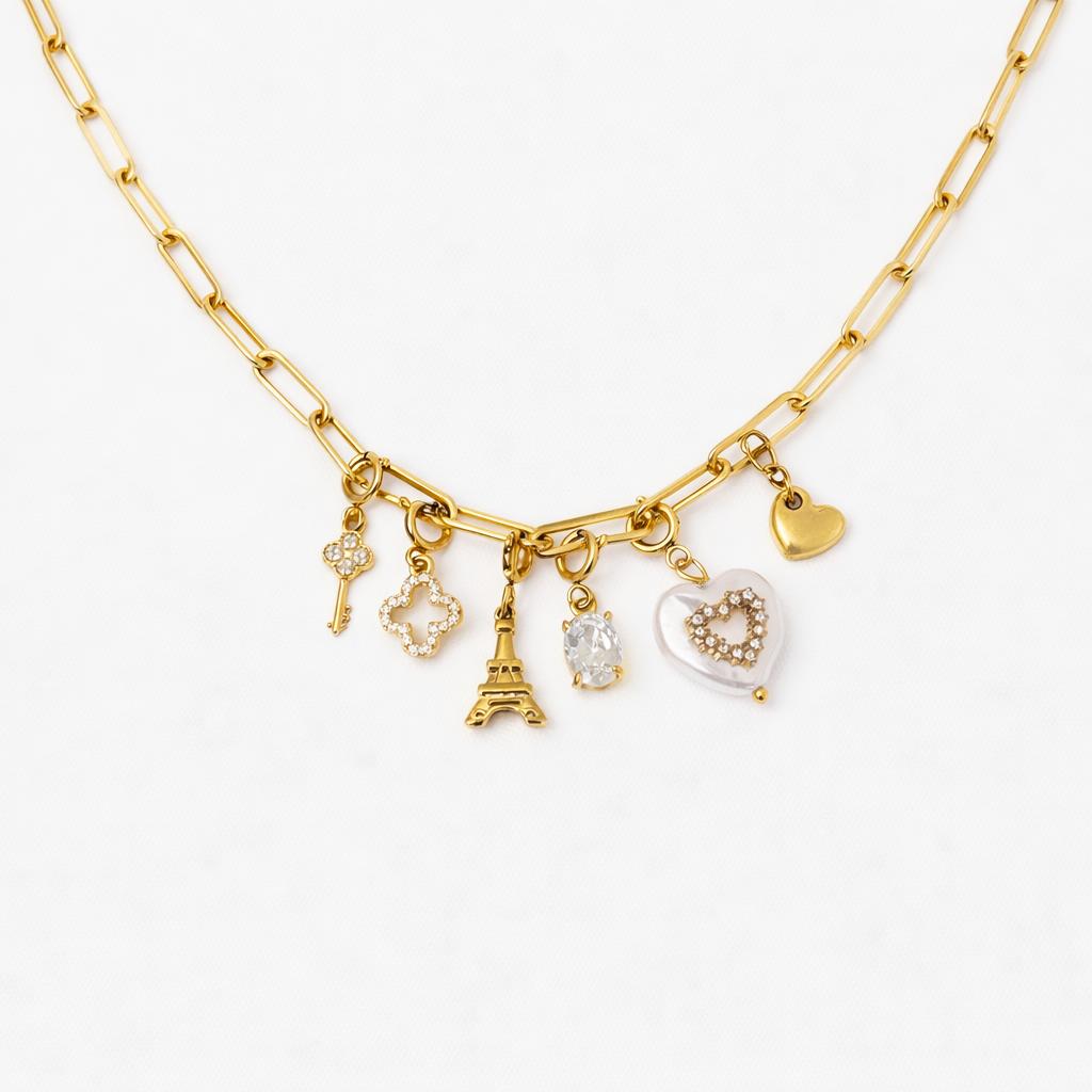 Feiner Eiffelturm Charm mit 15 mm Größe als austauschbarer Schmuckanhänger auf weißem Hintergrund