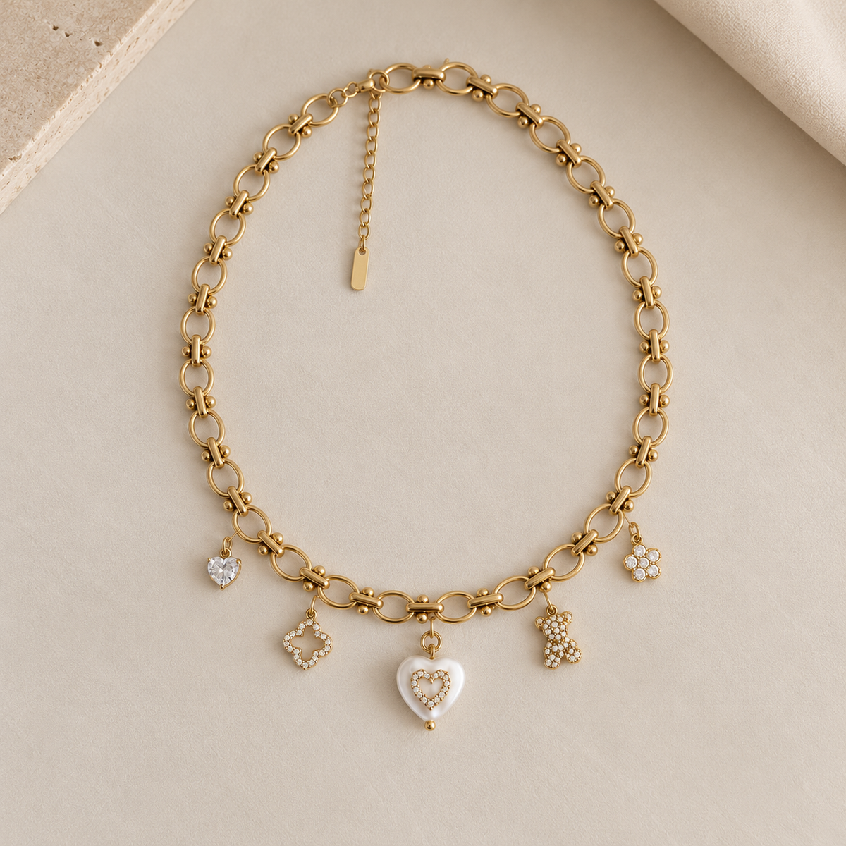 Personalisierbare Halskette von Hej Schmuck mit verschiedenen Charms-Anhängern