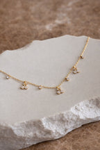 18k vergoldete Cherry Blossom Halskette aus Edelstahl mit funkelnden Zirkonia-Steinen in der Kirschblüte.