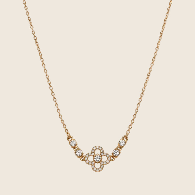 Filigrane Clara Halskette aus 14k vergoldetem Edelstahl mit Kleeblatt-Motiv und Zirkonia-Besatz.