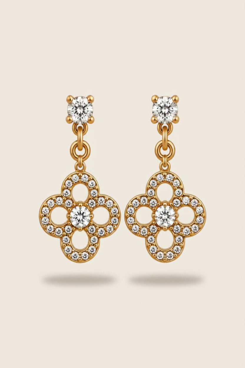 Elegante Clara Ohrringe aus vergoldetem Edelstahl mit strahlendem Zirkonia-Besatz.