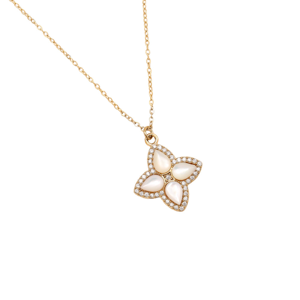 Cleo Halskette aus 14k vergoldetem Edelstahl auf einer Schmuckbüste. Der Anhänger zeigt ein Kleeblatt-Design mit vier Perlmutt-Einlagen und funkelnder Zirkonia-Umrandung.