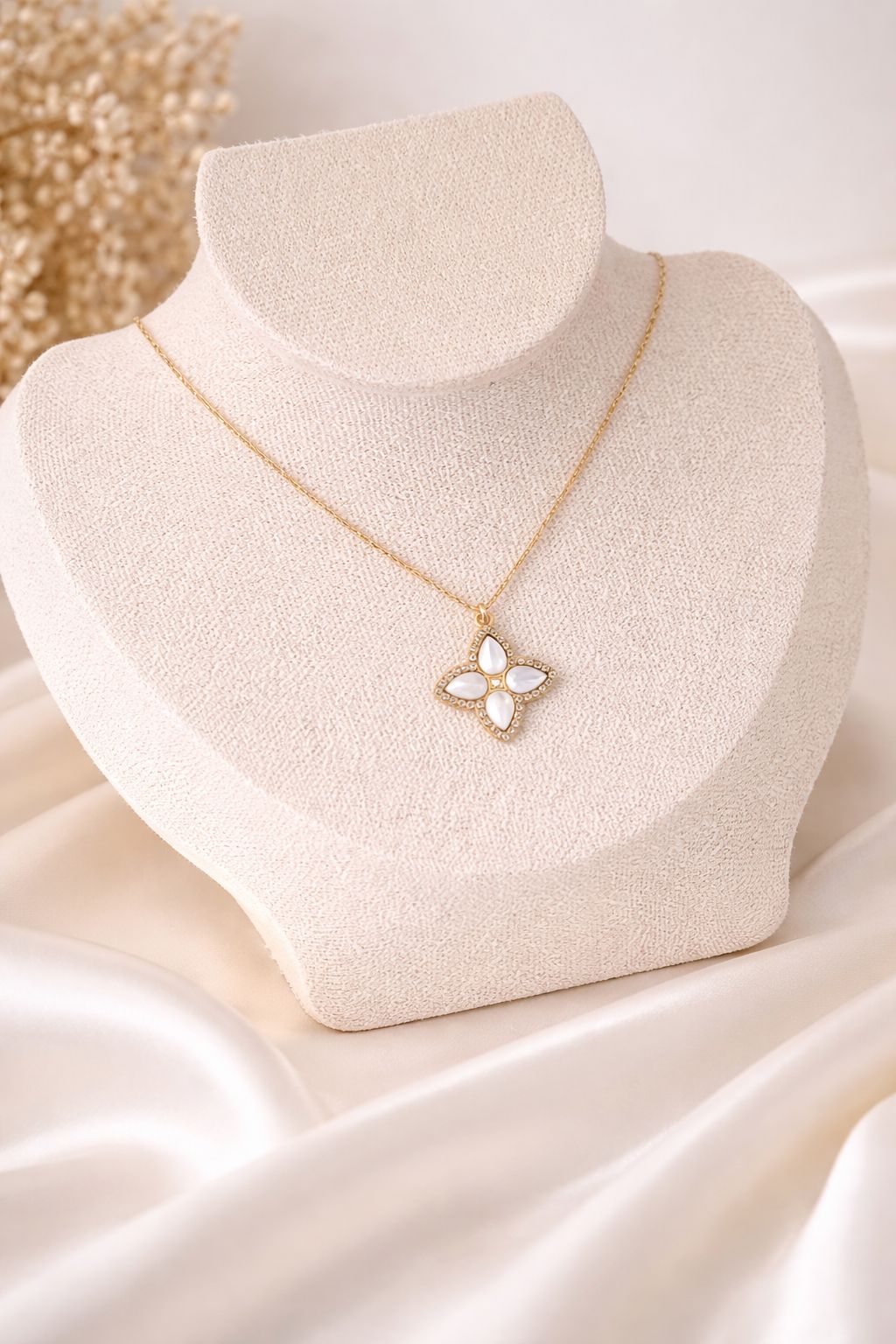 Freigestellte Ansicht der Cleo Halskette mit Kleeblatt-Anhänger. Hochwertiger Edelstahlschmuck, 14k vergoldet, mit echtem Perlmutt-Besatz und Zirkonia-Steinen.