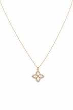 Cleo Halskette aus 14k vergoldetem Edelstahl auf einer Schmuckbüste. Der Anhänger zeigt ein Kleeblatt-Design mit vier Perlmutt-Einlagen und funkelnder Zirkonia-Umrandung.