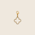 Freigestellter Clover Charm Kleeblatt-Anhänger aus 14k vergoldetem Edelstahl mit funkelndem Zirkonia-Besatz und Karabinerverschluss.