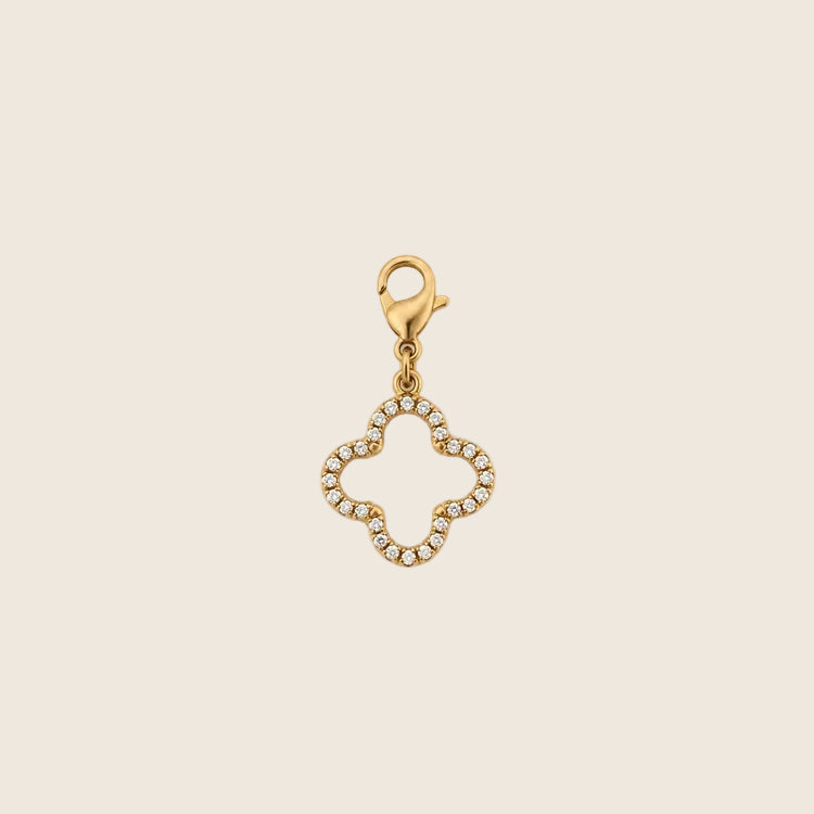 Freigestellter Clover Charm Kleeblatt-Anhänger aus 14k vergoldetem Edelstahl mit funkelndem Zirkonia-Besatz und Karabinerverschluss.