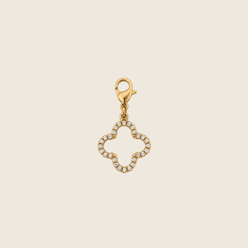 Freigestellter Clover Charm Kleeblatt-Anhänger aus 14k vergoldetem Edelstahl mit funkelndem Zirkonia-Besatz und Karabinerverschluss.