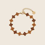 Crystal Bloom Armband aus 14k vergoldetem Edelstahl mit Kleeblatt-Motiven aus warmen, bernsteinfarbenen Zirkonia-Steinen.