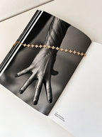 Crystal Bloom Armband mit bernsteinfarbenen Zirkonia-Blüten dekoriert auf den Seiten eines Magazins.