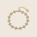 Crystal Bloom Armband aus 14k vergoldetem Edelstahl mit kreisförmig angeordneten Kleeblatt-Elementen aus klaren Zirkonia-Steinen.