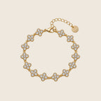 Crystal Bloom Armband aus 14k vergoldetem Edelstahl mit kreisförmig angeordneten Kleeblatt-Elementen aus klaren Zirkonia-Steinen.