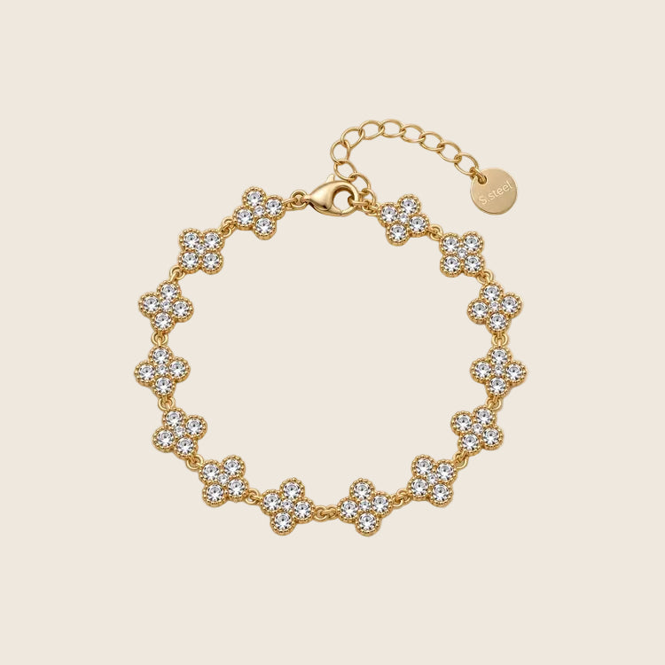 Crystal Bloom Armband aus 14k vergoldetem Edelstahl mit kreisförmig angeordneten Kleeblatt-Elementen aus klaren Zirkonia-Steinen.