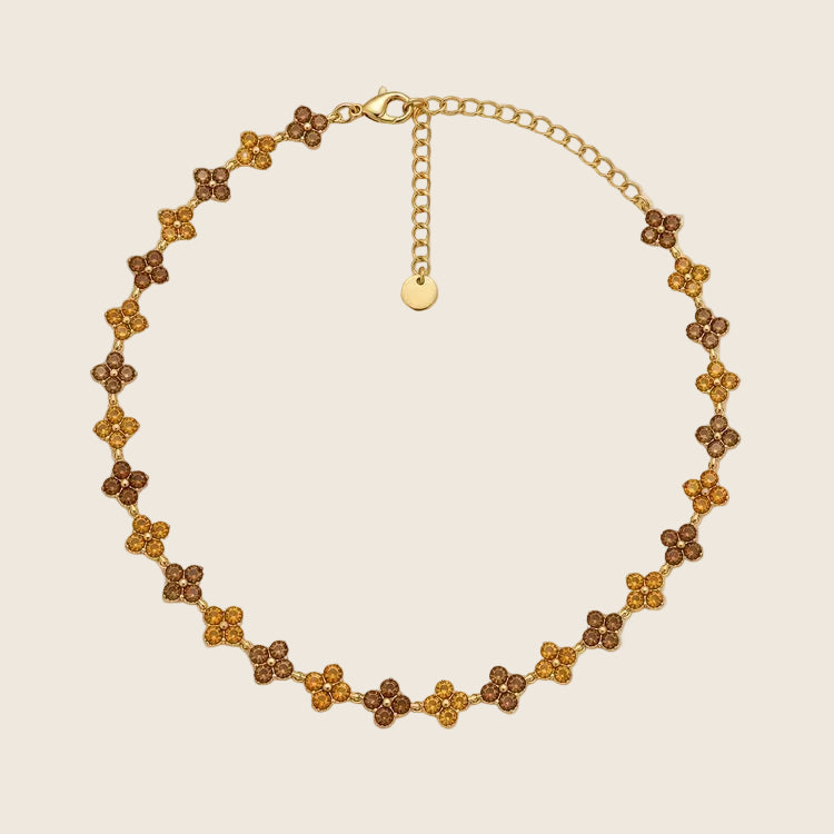Crystal Bloom Halskette aus 14k vergoldetem Edelstahl mit braunen Zirkonia-Kristallen im Blütenmuster.