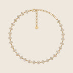 Crystal Bloom Halskette aus 14k vergoldetem Edelstahl mit klaren Zirkonia-Blüten.