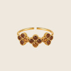 Verstellbarer Crystal Bloom Ring in 14k Vergoldung mit braunen Zirkonia-Kristallen.