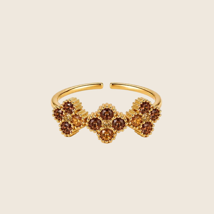 Verstellbarer Crystal Bloom Ring in 14k Vergoldung mit braunen Zirkonia-Kristallen.