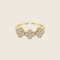 Größenverstellbarer Crystal Bloom Ring in Gold mit drei Zirkonia-Kleeblättern.