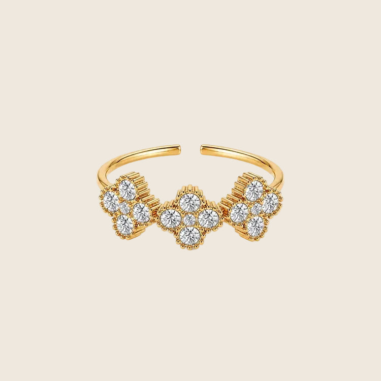 Größenverstellbarer Crystal Bloom Ring in Gold mit drei Zirkonia-Kleeblättern.