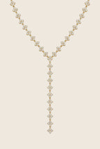 Crystal Blossom Y-Halskette aus 14k vergoldetem Edelstahl mit Zirkonia-Blüten und 11 cm Anhänger.
