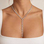 Modell trägt die silberne Crystal Blossom Y-Kette aus Edelstahl am Dekolleté.