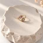 Crystal Drop Ring Gold auf hellem Dekostein mit funkelnden Zirkonia Tropfen