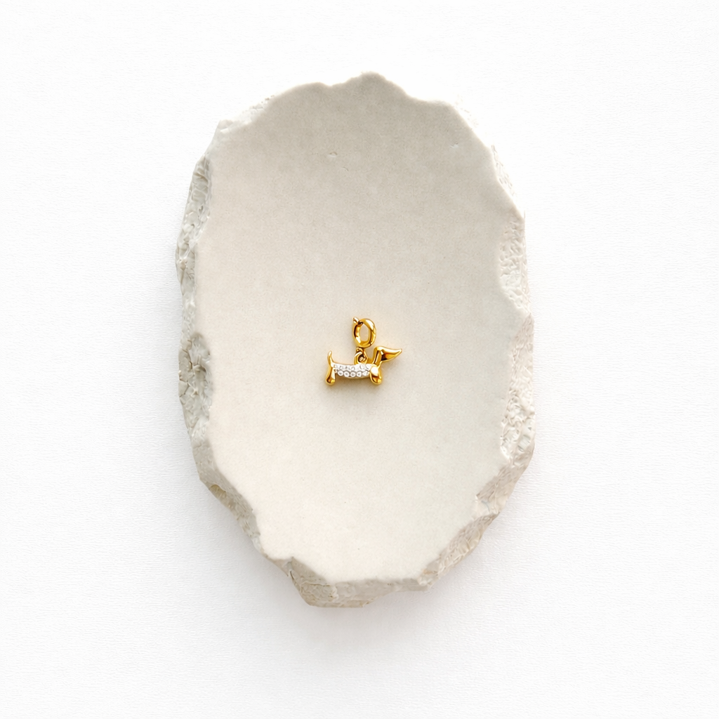 Vergoldeter Dackel Charm aus Edelstahl mit Zirkonia, 1,4 cm groß, Hundeanhänger