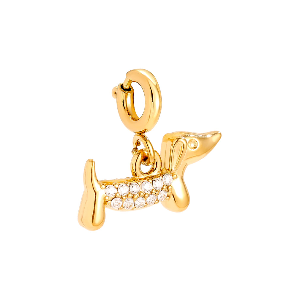 Goldener Dackel-Anhänger, 1,4 cm lang, aus 14k vergoldetem Edelstahl mit Zirkonia-Steinen und Klickverschluss vor weißem Hintergrund.