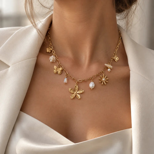 Getragene Dalia Charm Goldkette am Dekolleté mit Blazer