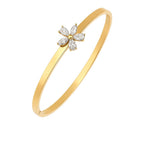 Vivian Armreif Gold aus 18k vergoldetem Edelstahl mit zentraler Blüte aus funkelnden Zirkonia-Steinen.