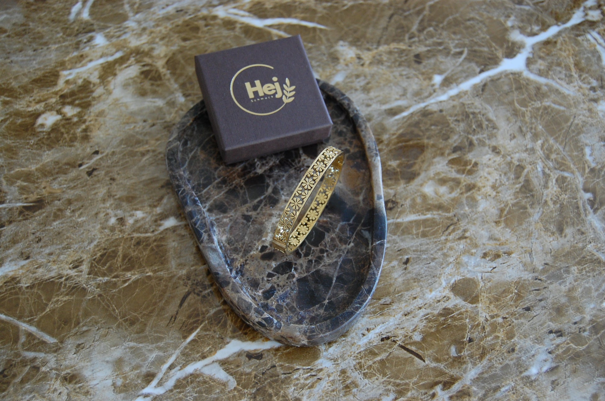 18K Gold Bangle Armreif aus Edelstahl mit Blumen-Design – wasserfest, feminin & elegant.