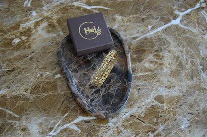 18K Gold Bangle Armreif aus Edelstahl mit Blumen-Design – wasserfest, feminin & elegant.