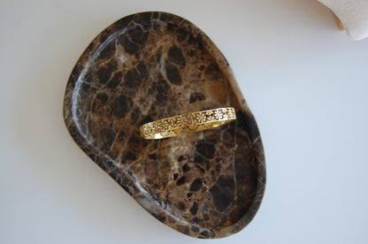 18K Gold Bangle Armreif aus Edelstahl mit Blumen-Design – wasserfest, feminin & elegant.