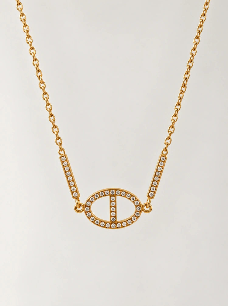 Detailaufnahme der Dolce Halskette in Gold mit funkelnden Zirkonia-Steinen im ovalen Glied